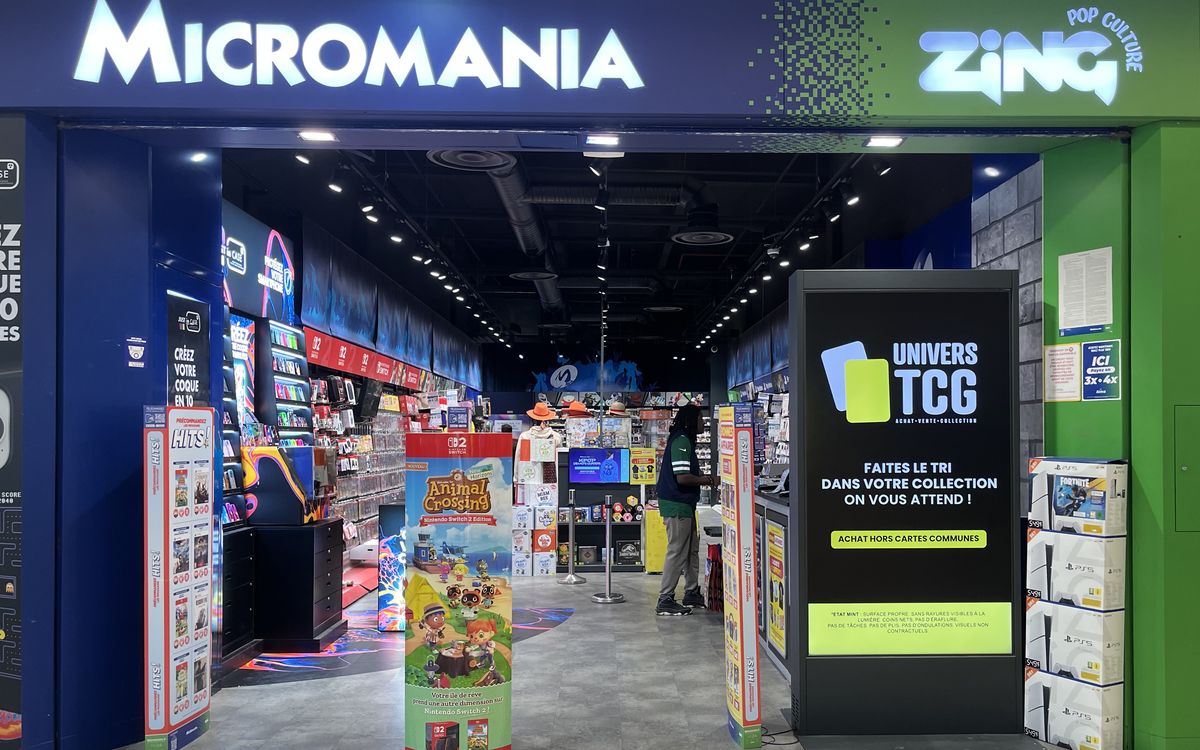 Entrée d'un magasin Micromania Zing avec son espace cartes à collectionner
